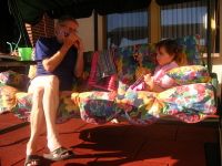 "Opa Monina" - Der Opa mit der Mundharmonika auf der "Lolliwoodschaukel"