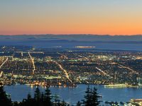 Le sommet, les pipes dans des minis prairies et Vancouver, by dawn.