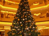 Le commerce des chevaux, un scandale... Ob_cc9e74_lpcdm-sapin-noel-abu-dhabi-1