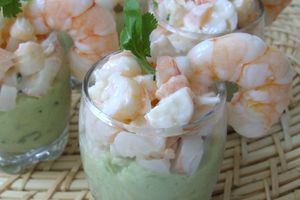 Tartare de gambas sur mousse d'avocat au crabe