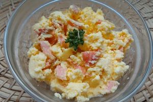 Omelette au saumon fumé dans un bol