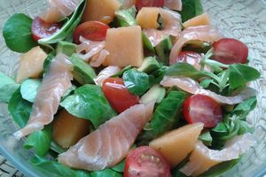 Salade d'avocat, melon, saumon
