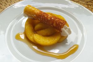 Poêlée de pommes, cannelloni à la chantilly de sirop d'agave