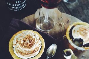 ▲ Tartelettes au chocolat, meringuées au éclats de pralins ▲