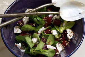 ▲ Salade de mâche au chèvre frais, betterave et sauce au miel ▲