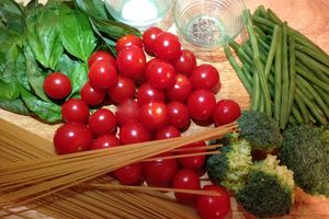 Idée repas : spaghettis aux brocolis et sa salade de tomates cerises, basilic