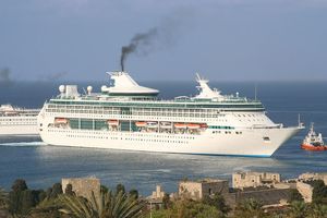 La croisière s'enfume ! Je sais ce n'est pas amusant, les mastodontes des mers répandent particules fines comme les tracteurs épandent les pesticides.