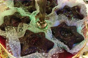 Sablés au chocolat/ noisettes et à la confiture de framboises