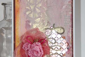 Carte aux mini perles dorées et boutons de rose