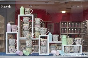 Boites pastel et mugs à fleurs