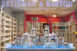 Nouveaux mugs et théières en vitrine