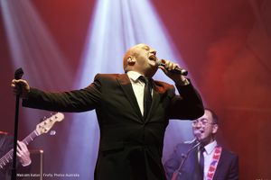 Et le 5 juillet, encore à Cabannes, sur la grande scène des arènes...ANDREW STRONG!!!