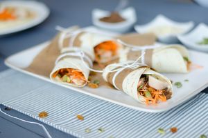 Wraps houmous, carottes, poulet {et plein d'autres choses dedans!}