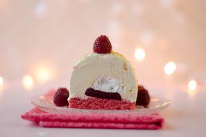 Bûche rose au Marc de Champagne & à la framboise