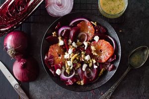 Salade toute violette à la feta, noix caramélisées & vinaigrette à l'orange et au miel