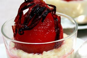 Poires pochées à l'hibiscus et riz au lait