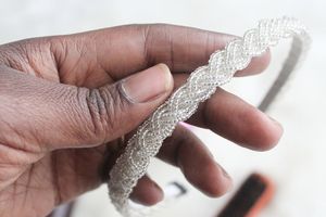 Un serre-tête, deux idées coiffures sur cheveux afro