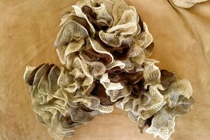 Une écharpe frou-frou café au lait en Ondas de Katia
