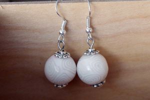 Boucles d'oreilles boules blanches