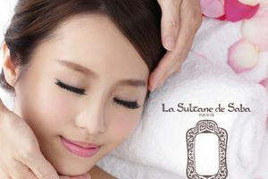 Le soin visage aux pétales de rose et au miel