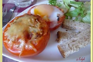 Tomates farcies au riz et oeufs gratinés
