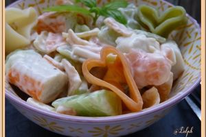 Salade de pâtes-saumon-surimi-concombre
