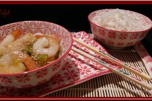 Crevettes sauce Aigre-Douce et pâte de riz.
