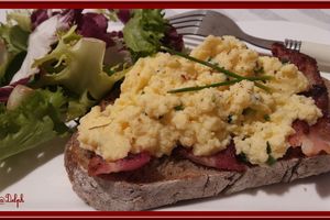 Tartines d'Oeufs brouillés au lard