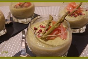 Verrines de mousse d'asperge à la truite fumée