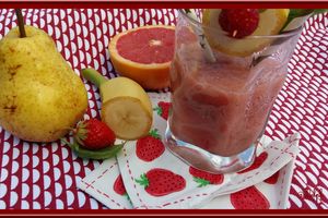 Smoothie fraises, pamplemousse, poire, basilic