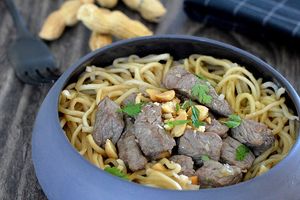 Wok de nouilles chinoises au Boeuf et aux Cacahuètes