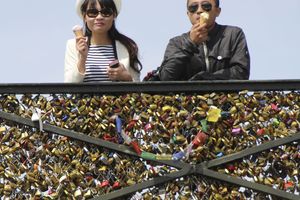 TOURISTES A PARIS
