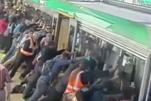 Ils soulèvent le métro pour sauver la jambe d'un passager (vidéo)