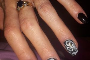 Nail-art noir et blanc - Arabesque