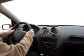 Plus de 60 ans : participez gratuitement à des ateliers de conduite pour remettre vos connaissances du code de la route et de la conduite à plat.