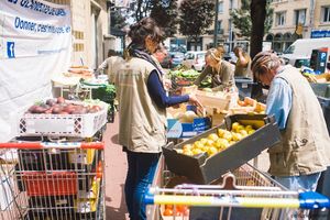 Distribution gratuite des invendus des marchés dans plusieurs villes de France.