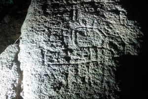 Mystérieuses gravures sur un menhir...