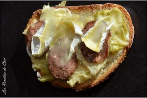 Tartine rustique à l'andouille de vire, au chou vert et au camembert