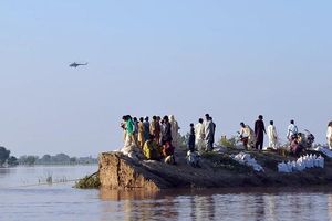 Pakistan Floods Kill Hundreds, Leave Thousands Trapped