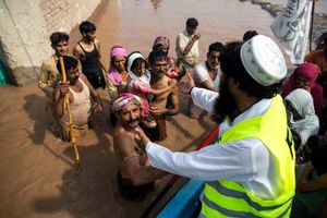 Pakistan Flood victims wait to be evacuated from their flooded house