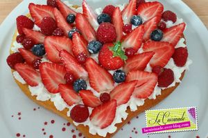 Gâteau aux fruits rouges sur crème au mascarpone fouettée