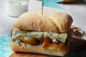 Burger au poulet croustillant et à la Fourme d'Ambert