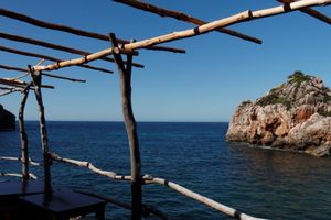 Cala Deia -- Le torrent court plein pôt