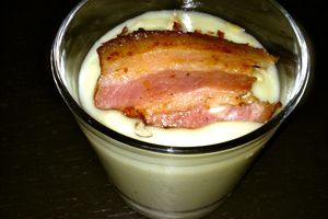 Velouté de panais parfumé à l'huile de noisette et sa tranche de lard fumé.