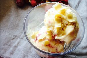 Glace au chocolat blanc et framboises, éclats de chocolat