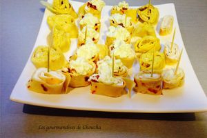 crêpes apéritives au chèvre : miel, romarin / tomates séchées chantilly basilic / curry raisins