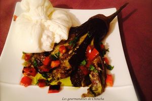 Burrata sur son lit d'aubergine fondante et tomate noire.