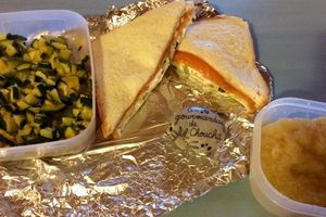 Lunch box du jour : sandwich saumon, chèvre et courgettes, compote pomme poire maison
