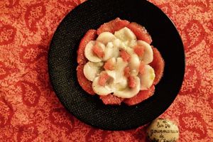 Carpaccio de Saint-jacques et pamplemousse rose, huile de pistache