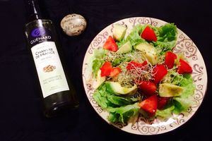 Salade de graines germées, avocat, tomates, huile de chanvre